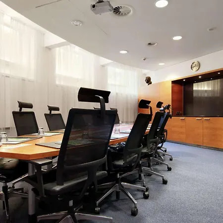 Отель Hilton Kalastajatorppa 4*